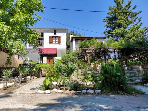 a garden in front of a house at Flower house in Chorefto