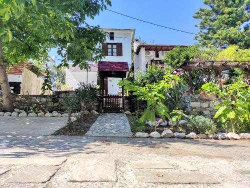 a house with a gate and a driveway at Flower house in Chorefto