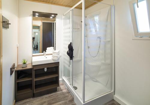een badkamer met een douche en een wastafel bij Camping San Damiano in Biguglia
