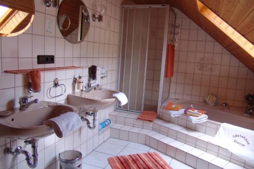 a bathroom with two sinks and a bath tub at An den Kleeäckern 4 Haus mit Herz in Ramberg