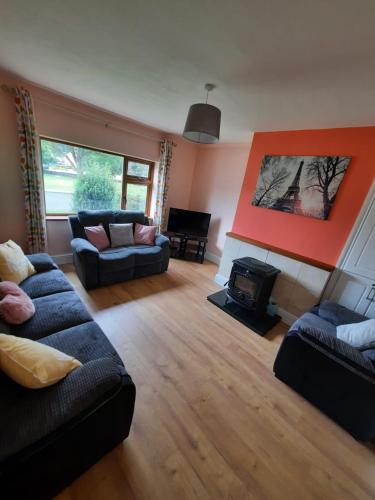 a living room with a couch and a fire place at Lovely ballina townhouse in Ballina