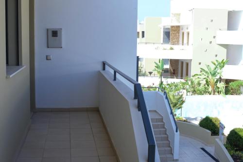 - un escalier dans un bâtiment avec balcon dans l'établissement Albur Village, à Alvor
