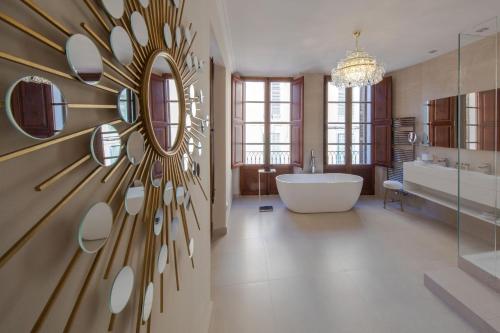 bagno con vasca e grande specchio di Palacio Can Marqués a Palma de Mallorca