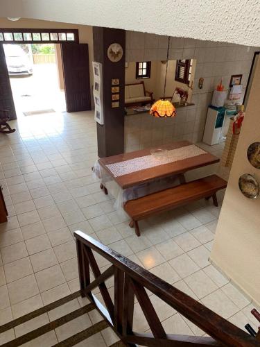 a kitchen with two benches and a table at Ótima Casa em Guaramiranga in Guaramiranga