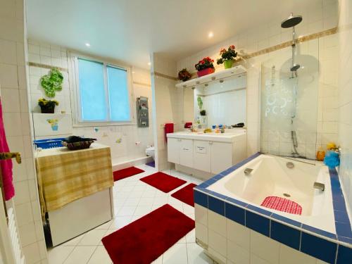 une grande salle de bain avec baignoire et douche dans l'établissement Champs Elysées, à Paris