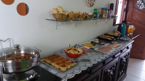 eine Küche mit einem Tisch mit Essen darauf in der Unterkunft Pousada Cavalo Branco in Cabo Frio