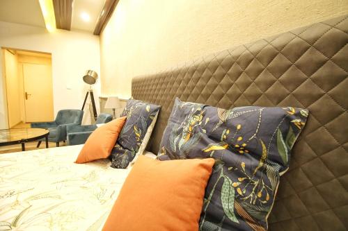 a bed with pillows on it in a room at LOCBNB - TOURISM and BUSINESS LOCATIONS - ALSACE - BARR CENTRE - ROUTE DES VINS in Barr