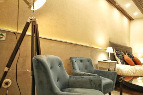 two blue chairs in a living room with a couch at LOCBNB - TOURISM and BUSINESS LOCATIONS - ALSACE - BARR CENTRE - ROUTE DES VINS in Barr
