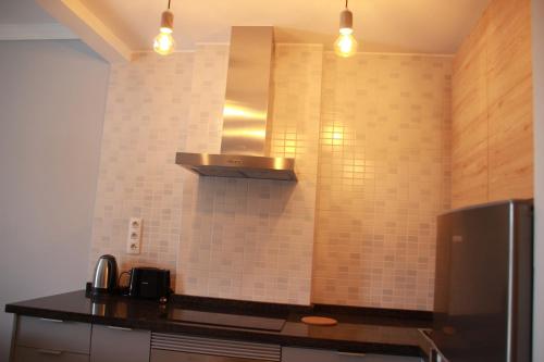 une cuisine avec un évier et une cuisinière four supérieur dans l'établissement Apartamento Katrina Balcón del mar, à Costa del Silencio