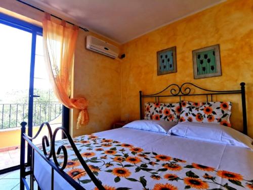 ザンブローネにあるBaciati dal Soleのベッドルーム1室(花柄のベッドカバー付)