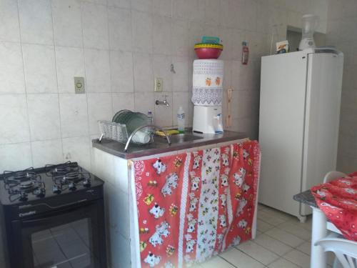 una cocina con estufa y refrigerador en Santo Ivo, en Aparecida
