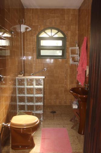 a bathroom with a toilet and a sink at Pousada rotas e ritmos in Sao Paulo