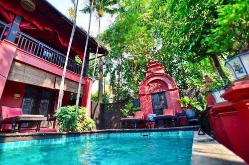 Piscina di Tri Yaan Na Ros Colonial House o nelle vicinanze