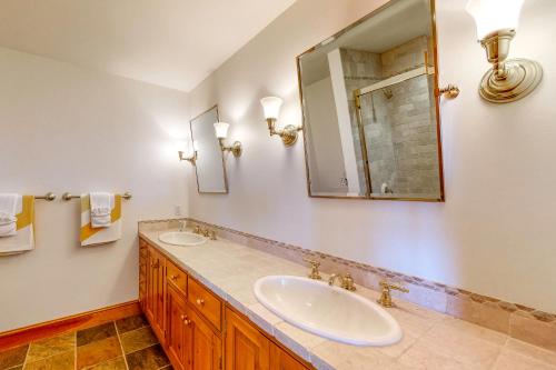 a bathroom with two sinks and a mirror at Fanta Sea Shores in Wiscasset