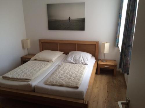 1 dormitorio con 2 camas y 2 mesitas de noche en Haus Germania, en Westerland