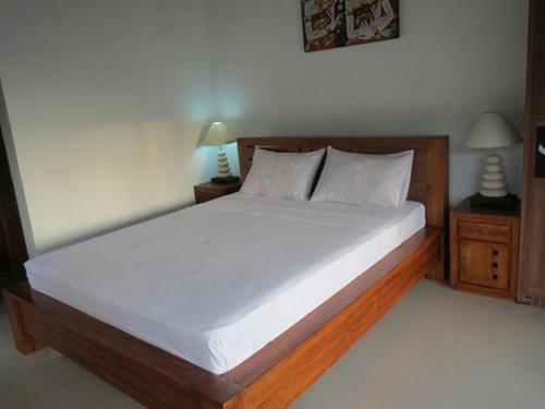 Ένα ή περισσότερα κρεβάτια σε δωμάτιο στο Bali Sari Homestay