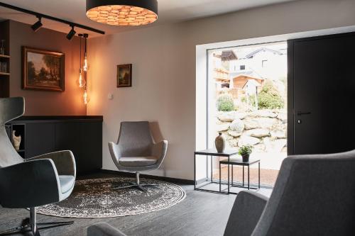 a waiting room with two chairs and a window at Winterfeld Guest House Bodenmais in Bodenmais
