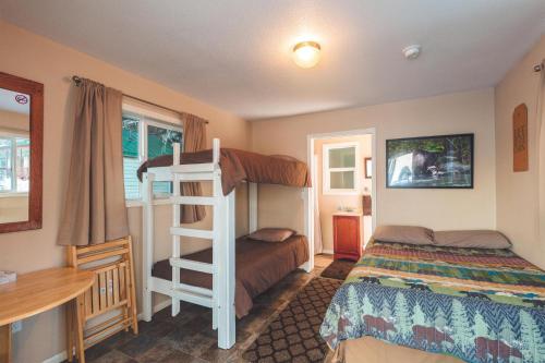 Двухъярусная кровать или двухъярусные кровати в номере Cabin 1 Lynn View Lodge