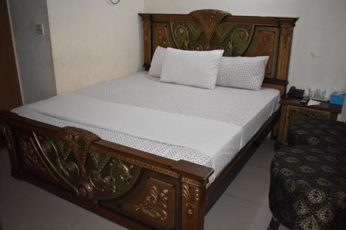 سرير أو أسرّة في غرفة في Hotel Basaira