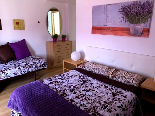LumpiaqueにあるCasa el Solのベッドルーム1室(ベッド1台、ドレッサー、鏡付)
