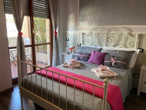 ein Schlafzimmer mit einem Bett mit zwei Puppen drauf in der Unterkunft Sweet Rome B&B in Rom