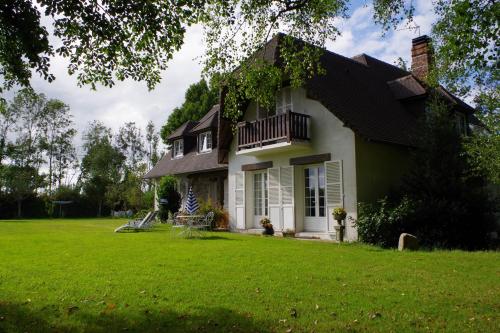 ein Haus mit Rasen davor in der Unterkunft Bed and Breakfast Saultchevreuil, au Mont Saint Michel in Villedieu-les-Poëles