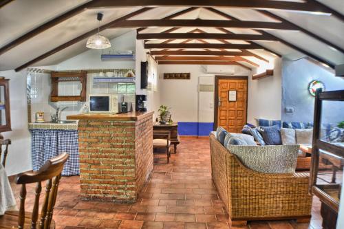een woonkamer met een bank en een tafel bij Posada Abuela Fidela in Villanueva de los Infantes