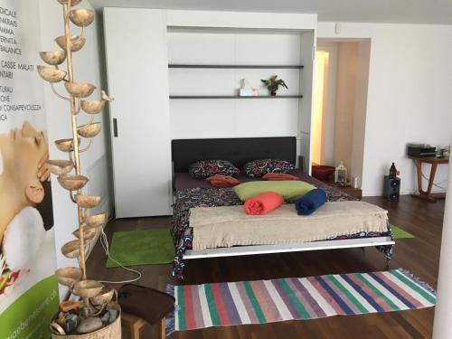 1 dormitorio con 1 cama en una habitación en Oasi di Laura a Balerna, en Balerna