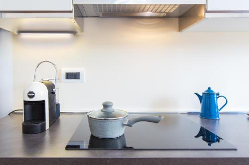 a tea kettle on a stove in a kitchen at Il Canestro Sardo in Cagliari