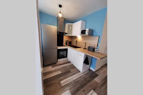 une petite cuisine avec un comptoir et un réfrigérateur dans l'établissement 