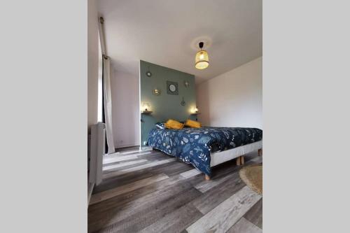 Giường trong phòng chung tại Joli appartement maison, Dol de Bretagne, calme et lumineux, proche Mont-Saint-Michel et Saint-Malo
