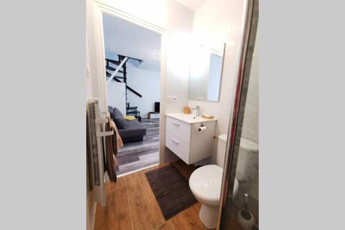 une salle de bain avec toilettes et lavabo dans l'établissement 