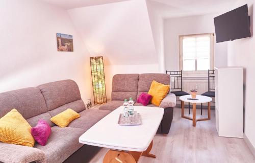 薩勒河畔瑙姆堡的住宿－Pension Wunderbar，客厅配有沙发和桌子
