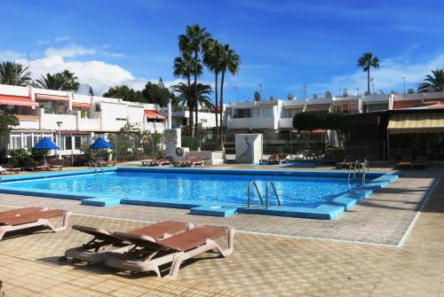 uma piscina com espreguiçadeiras e um resort em Geremy's boutique vivienda VV A-38-4-2068 em Arona