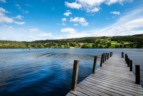 ein Dock auf einem großen Wasserkörper in der Unterkunft The Coniston Inn - The Inn Collection Group in Coniston