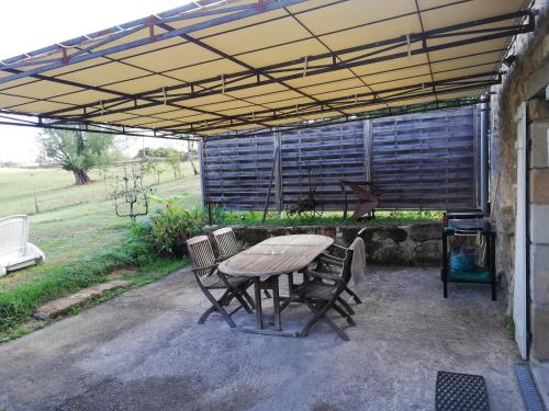 Un patio o zona al aire libre en gite climatisé au calme à la campagne