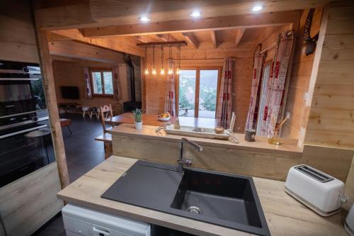 een keuken met een spoelbak en een aanrechtblad bij Chalet Skadi in La Bresse