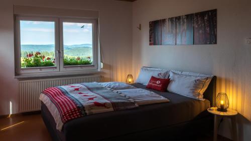 Postel nebo postele na pokoji v ubytování Ferienwohnung FUCHSBAU im EG des Ferienhauses Falkenhöhe