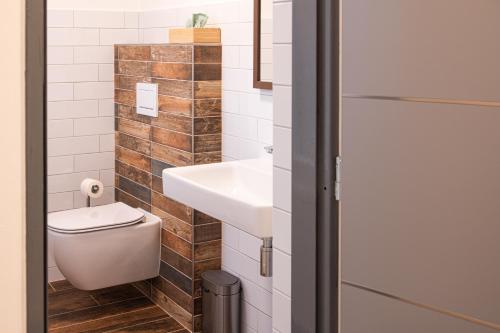 Un baño de ART Hostel & Apartments