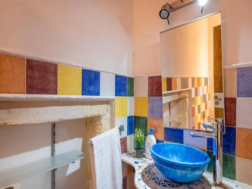 un baño con un cuenco azul en un lavabo en Finca Santa Maria Magdalena, en Ciutadella