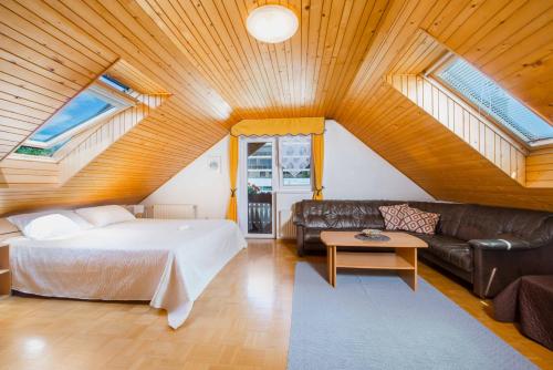 1 dormitorio grande con 1 cama y 1 sofá en DREAMLAND BLED Apartments, en Bled