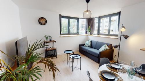 un salon avec un canapé et une table dans l'établissement Hallesgare 1 free parking, à Strasbourg