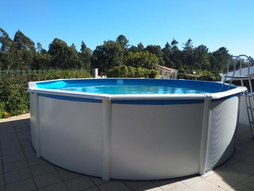 einen großen Pool mit blauem Dach auf einer Terrasse in der Unterkunft Casa da Estivada, 313 in Vila do Conde