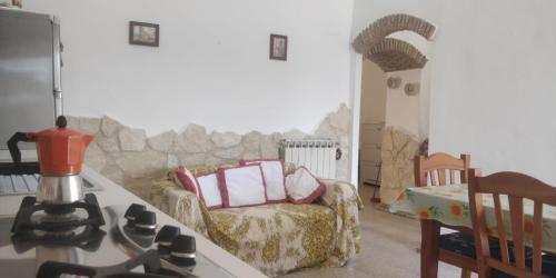 ein Wohnzimmer mit einem Sofa und einem Stuhl in der Unterkunft Duplex Itri in Itri