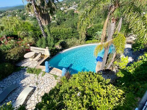 an overhead view of a swimming pool in a garden at Villa - Chambre privée au calme pour 2 personnes in Vence
