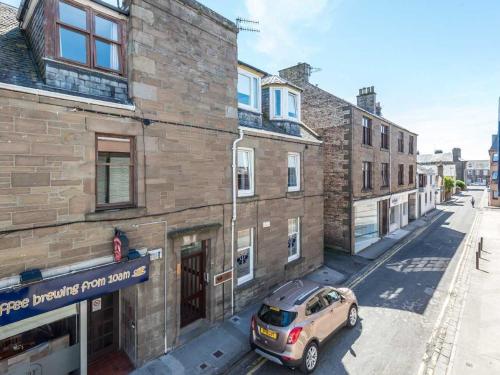 un coche aparcado frente a un edificio de ladrillo en Casa Fresa - Ferry House, en Broughty Ferry