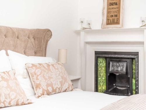 a bedroom with a bed and a fireplace at Casa Fresa - Ferry House in Broughty Ferry