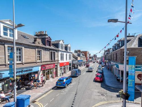a city street with cars parked on the street at Casa Fresa - Ferry House in Broughty Ferry