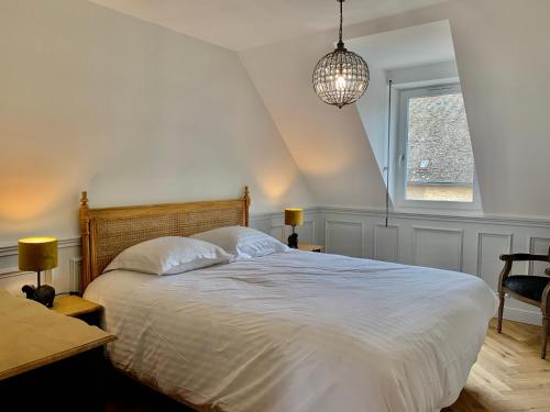 Schlafzimmer mit einem großen weißen Bett und einem Fenster in der Unterkunft LE TROIS B in Beaune