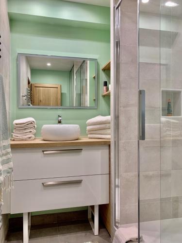 une salle de bain avec un lavabo et une douche dans l'établissement Les Trois B - Hypercentre de Beaune, à Beaune